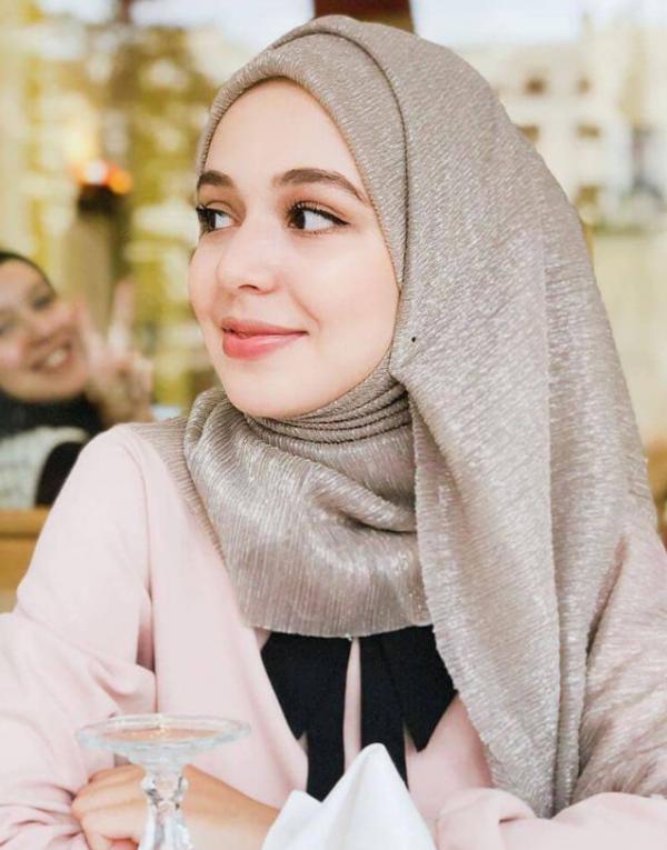 Hijab dengan Detail Payet Megah